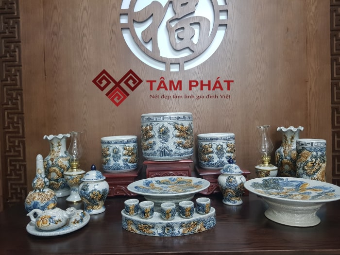 Đa số mọi người đều bày 3 bát hương trên bàn thờ gia tiên
