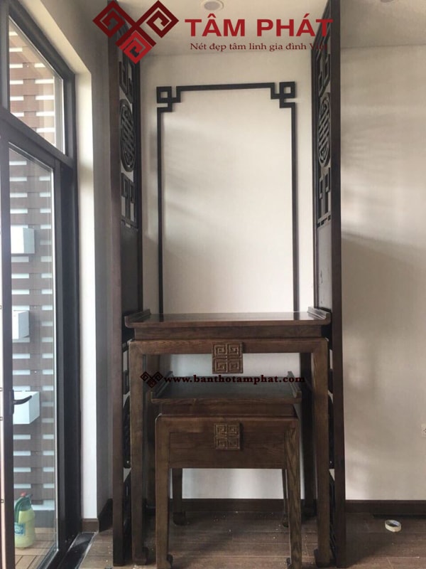 Bàn thờ kích thước 61x89 kết hợp với vách ngăn cho không gian nhỏ gọn