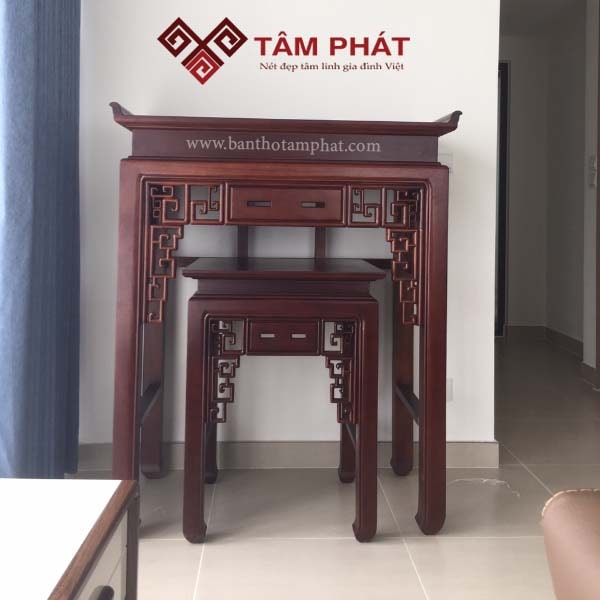 Bàn thờ màu nâu gụ