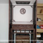 Bàn thờ và vách ngăn được hoàn thiện kỹ từ gỗ tới nước sơn