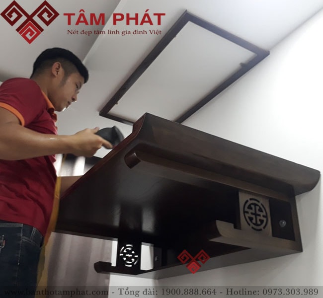 Bàn thờ treo có độ chắc chắn cao, được lắp đặt cẩn thận