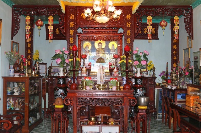 Đối với nhà 1 tầng bàn thờ thẳng cửa ra vào ở gian giữa rất phù hợp