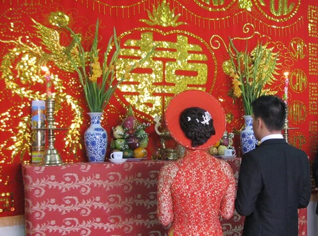 Trang trí bàn thờ gia tiên ngày cưới