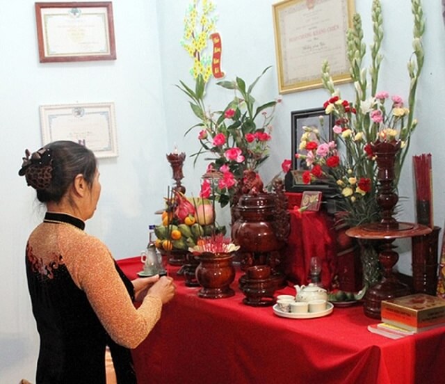 Sắp xếp bình hoa trên bàn thờ