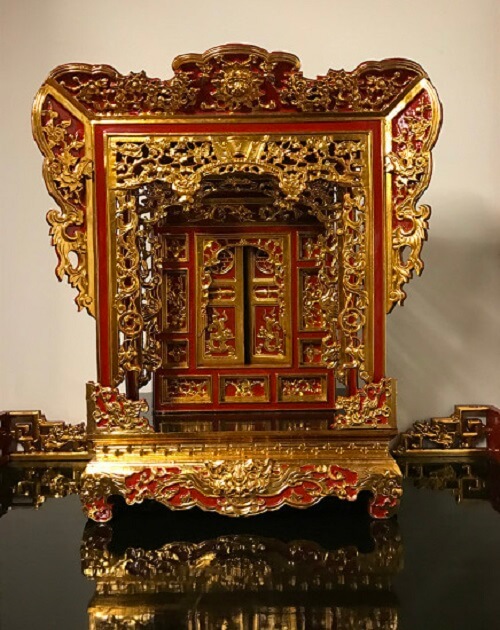 Trang trí bàn thờ gia tiên với ngai thờ