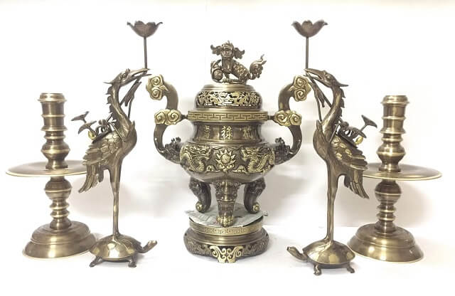 Đỉnh hương trong bố trí bàn thờ