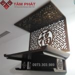 Bàn thờ treo màu óc chó nâu phù hợp với không gian nội thất hiện đại