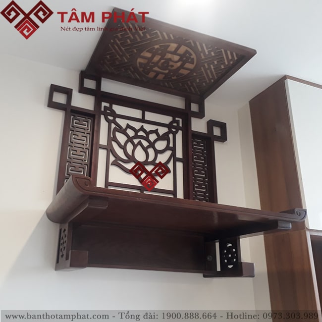 Mẫu bàn thờ màu nâu kết hợp ốp trang trí Mẫu bàn thờ màu nâu kết hợp ốp trang trí