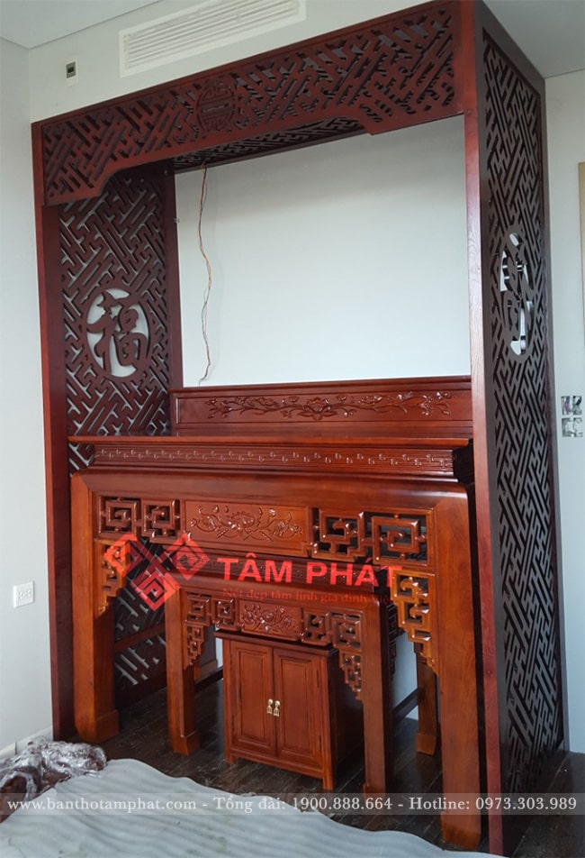 Phòng thờ đẹp với bàn thờ kết hợp vách ngăn