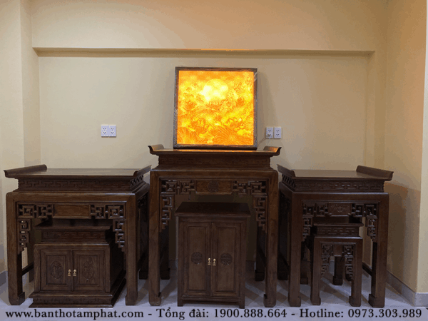 Phòng thờ trang trọng với 3 bàn thờ kết hợp