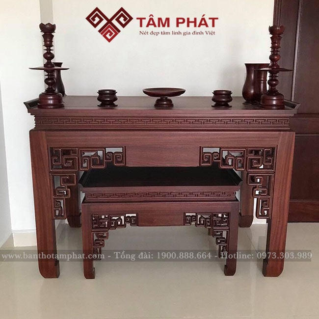 Bàn thờ được chạm khắc tỉ mỉ, từ chi tiết nhỏ nhất