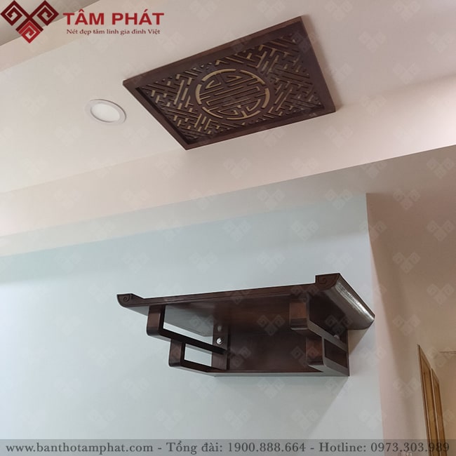 Bàn thờ màu nâu tạo sự ấm áp cho ngôi nhà