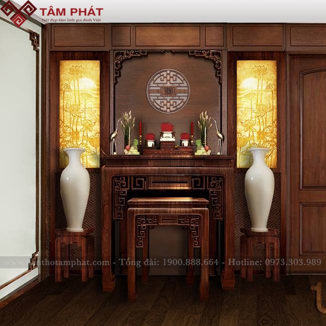 Bàn thờ kết hợp với các vật phẩm khác tạo nên sự trang nghiêm cho không gian thờ cúng Bàn thờ kết hợp với các vật phẩm khác tạo nên sự trang nghiêm cho không gian thờ cúng