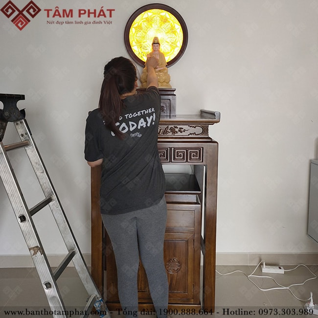 Bàn thờ chính và tủ thờ nhỏ gọn, đơn giản, ngăn kéo tủ thờ rộng rãi