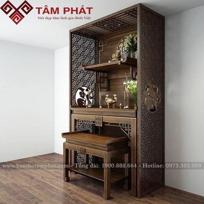 Bàn thờ có màu nâu trầm trang trọng