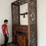 Bàn thờ được sơn màu óc chó nâu hiện đại