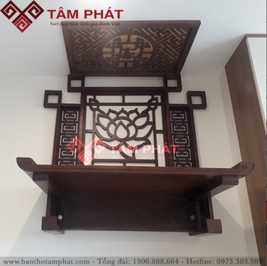 Nhân viên lắp bàn thờ nhanh chóng