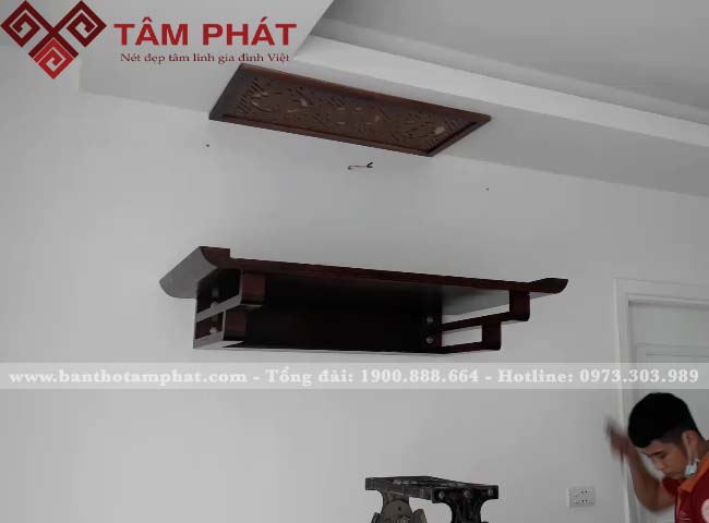 Nhân viên lắp đặt bàn thờ Nhân viên lắp đặt bàn thờ