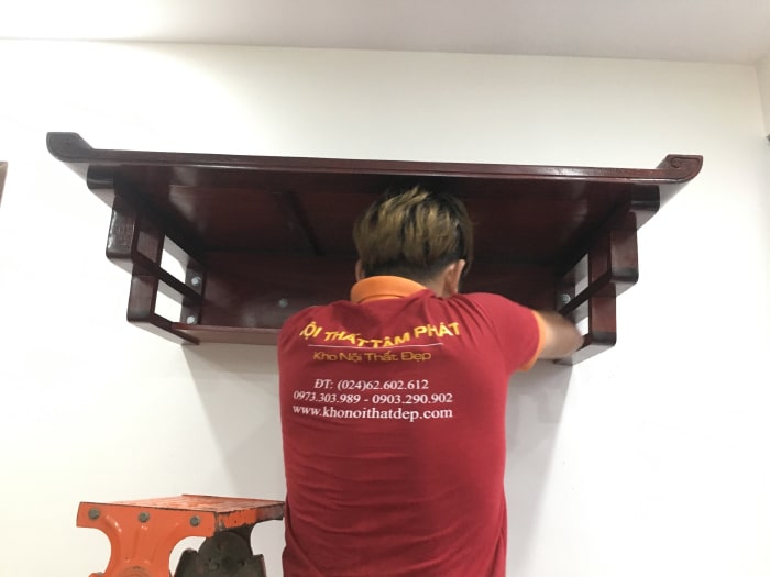 Nhân viên tiến hành lắp đặt bàn thờ Nhân viên tiến hành lắp đặt bàn thờ