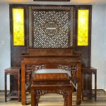 Mẫu ốp gỗ kết hợp với tranh trúc chỉ tạo nên không gian sang trọng