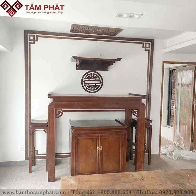 Bàn thờ Phật treo tường kết hợp với bàn thờ gia tiên ở dưới là sự kết hợp tinh tế