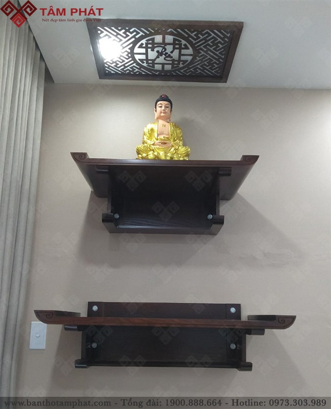 Sử dụng bàn thờ Phật và gia tiên treo tường giúp tối ưu được không gian