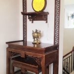 Không gian sử dụng bàn thờ Phật treo tường và bàn thờ để đất