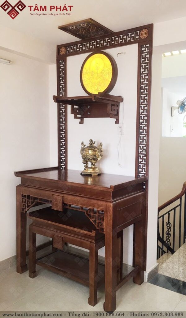 Không gian sử dụng bàn thờ Phật treo tường và bàn thờ để đất