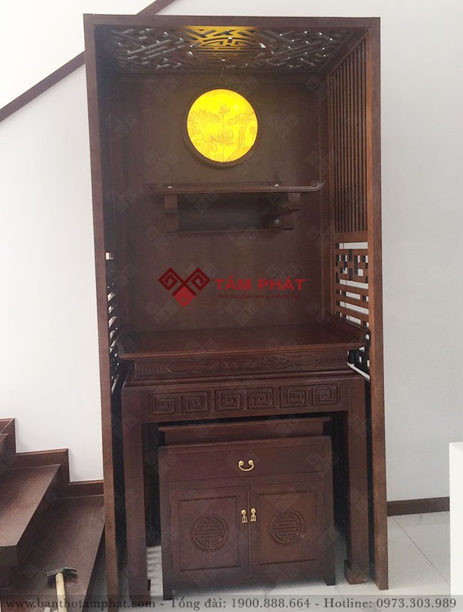 Bàn thờ gia tiên kết hợp với bàn thờ Phật treo tường trong cùng một không gian