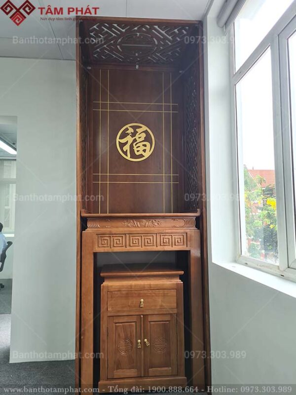 Bàn thờ kết hợp vách ngăn tạo nên không gian ấm cúng