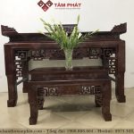 Bàn thờ được sơn với nhiều màu sắc khác nhau