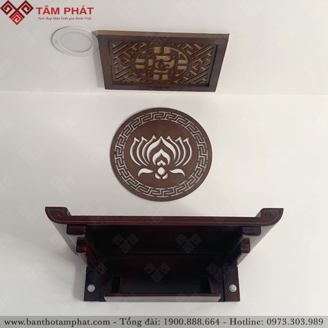 Bàn thờ trang trí thêm ốp hoa sen