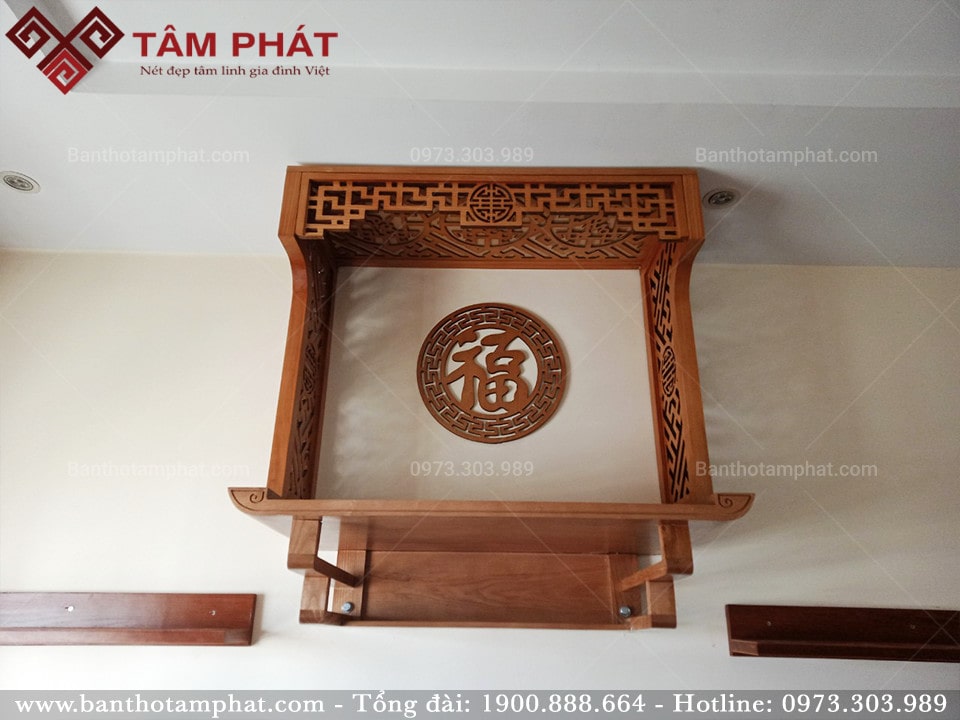 Bàn thờ treo và vách ngăn màu sáng sồi.