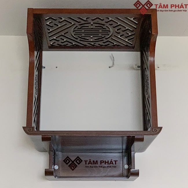 Bàn thờ treo có vách ngăn tạo không gian ấm cúng hơn