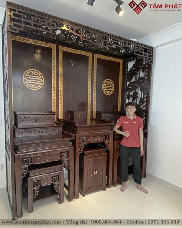 Không gian thờ sử dụng họa tiết hoa Sen làm chủ đạo
