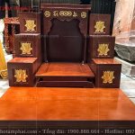 Bàn thờ ông địa có thêm kệ gỗ tăng thêm sang trọng