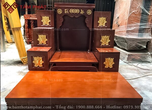 Bàn thờ ông địa có thêm kệ gỗ tăng thêm sang trọng