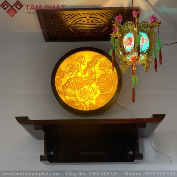 Bàn thờ treo cùng tranh trúc chỉ hoa sen cho không gian sang trọng