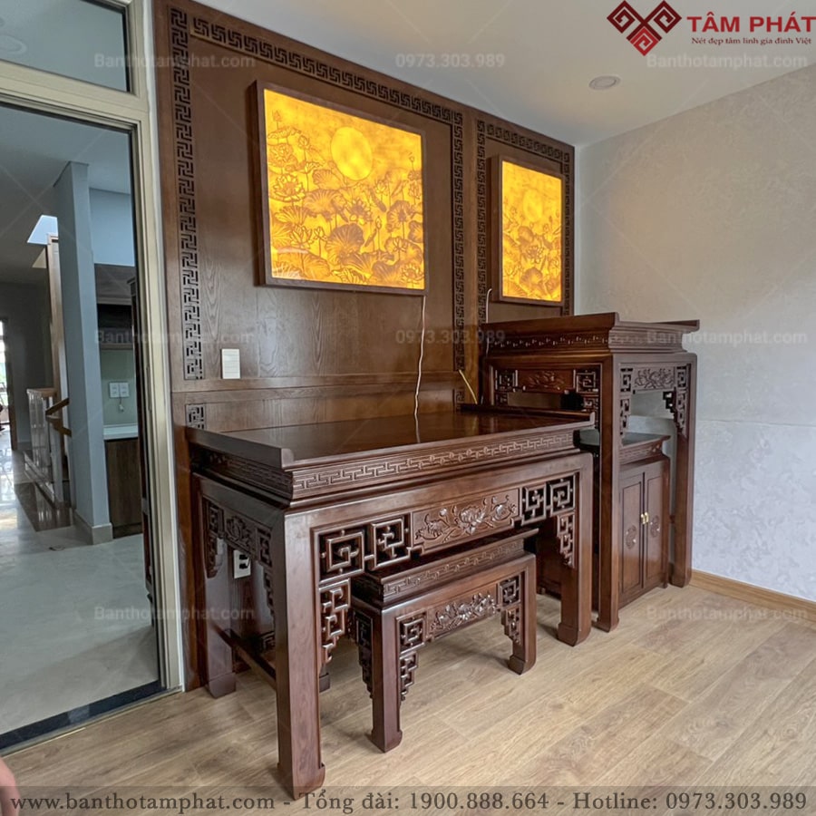 Bàn thờ Phật và gia tiên tạo nên không gian hòa hợp