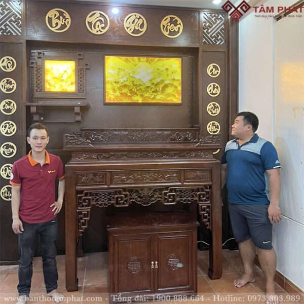Phòng thờ được trang trí thêm tranh trúc chỉ tạo không gian thiêng liêng ấm cúng