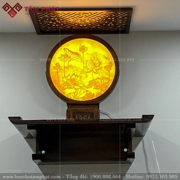 Tranh trúc chỉ hoa sen tạo nên nét đẹp hài hòa cho không gian thờ