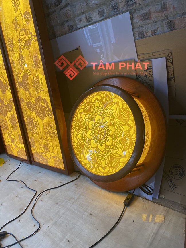 Đèn trần trúc chỉ được làm bằng khung gỗ tự nhiên rất chắc chắn