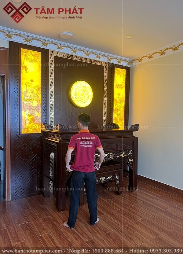 Bàn thờ dát vàng màu nâu gụ