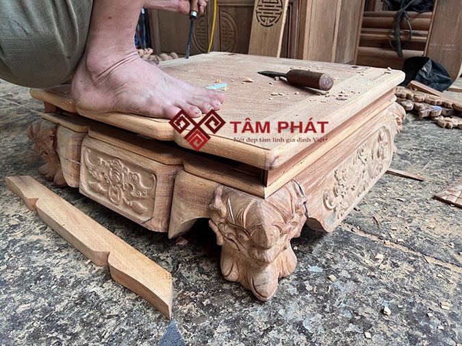 Bàn thờ được những nghệ nhân Tâm Phát hoàn thiện thủ công