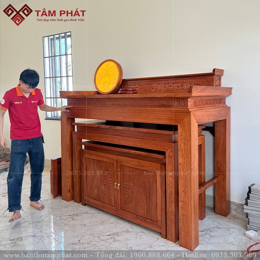 Bộ bàn thờ gồm 1 tủ, 1 bàn nhỏ và 1 bàn lớn