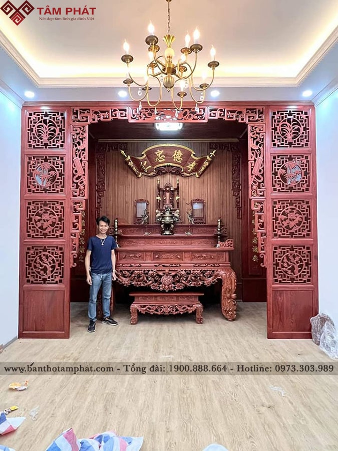 Mẫu sập thờ kết hợp với cửa võng tạo nên phòng thờ đẹp