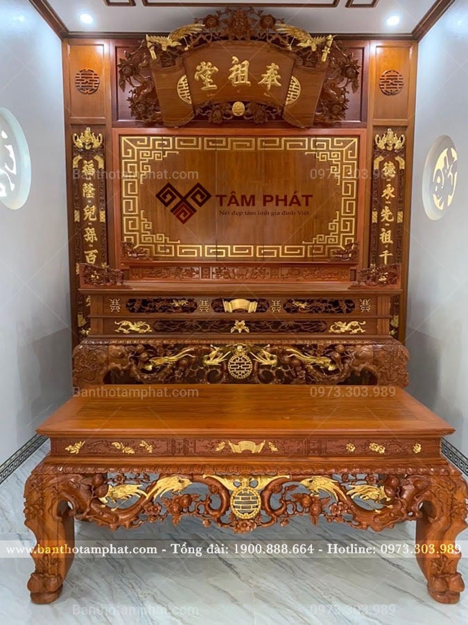 Họa tiết Mai Điểu cùng cuốn thư chữ Thọ đục nổi dát vàng tạo nên điểm nhấn đẹp cho sản phẩm