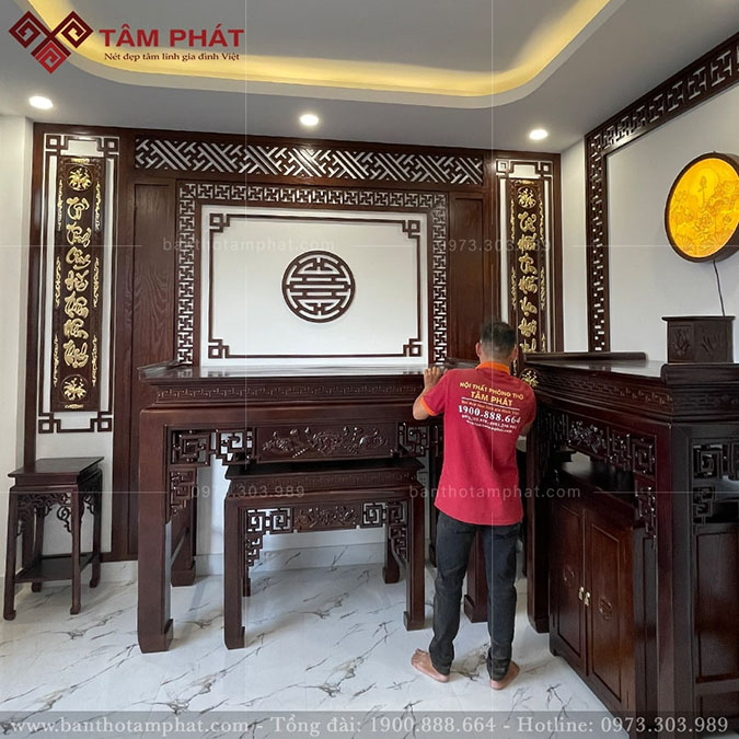 Bàn thờ gia tiên có kích thước lớn hơn và chiều cao thấp hơn