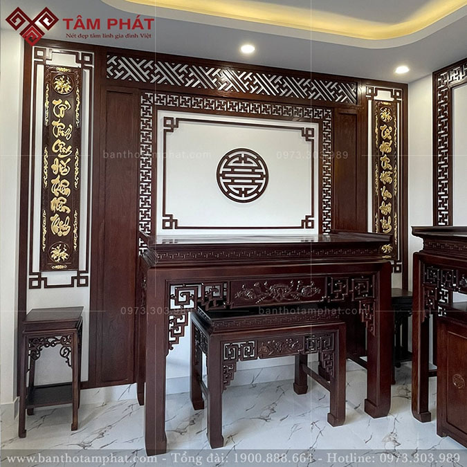 Phòng thờ trang trí ốp gỗ và câu đối