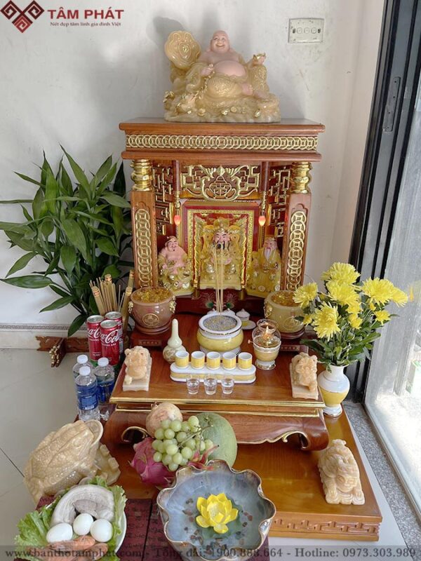 Bàn thờ Ông Địa bày biện sang trọng